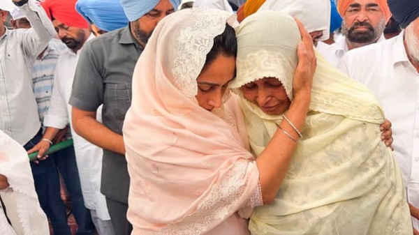 ਪਰਵਿੰਦਰ ਝੋਟੇ ਘਰ ਦੁਖ ਸਾਂਝਾ ਕਰਨ ਪਹੁੰਚੇ ਹਰਸਿਮਰਤ ਕੌਰ ਬਾਦਲ