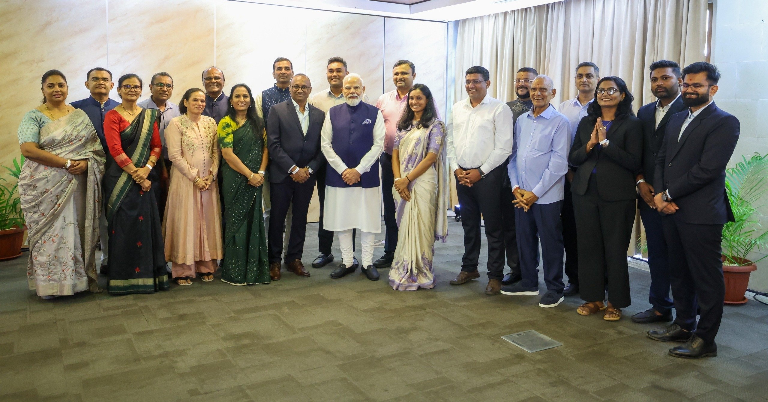 ਸੇਸ਼ੇਲਜ਼ ''ਚ PM ਮੋਦੀ ਨੇ ਭਾਰਤੀ ਭਾਈਚਾਰੇ ਦੇ ਲੋਕਾਂ ਨਾਲ ਕੀਤੀ ਮੁਲਾਕਾਤ ! ਗਣੇਸ਼ ਮੰਦਰ ''ਚ ਕੀਤੀ ਪੂਜਾ