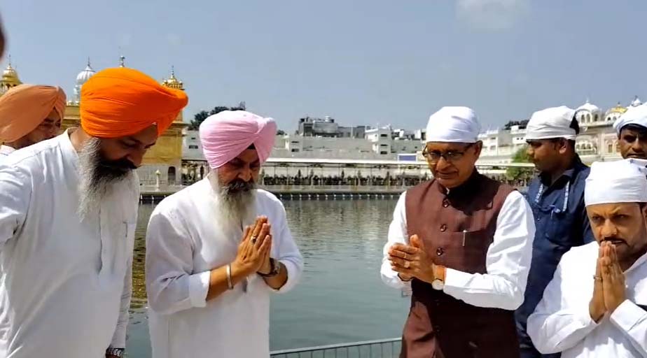 ਸੱਚਖੰਡ ਸ੍ਰੀ ਦਰਬਾਰ ਸਾਹਿਬ ਪਹੁੰਚੇ ਕੇਂਦਰੀ ਮੰਤਰੀ ਸ਼ਿਵਰਾਜ ਸਿੰਘ ਚੌਹਾਨ, ਭਾਂਡੇ ਮਾਂਜਣ ਦੀ ਕੀਤੀ ਸੇਵਾ