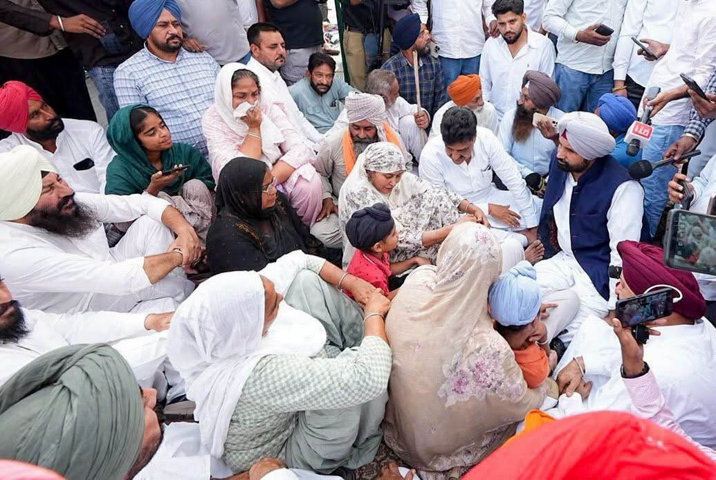 ਮਾਨਸਾ ਵਿਖੇ ਗੋਲ਼ੀਆਂ ਮਾਰ ਕਤਲ ਕੀਤੇ ਪਰਵਿੰਦਰ ਸਿੰਘ ਝੋਟਾ ਦੇ ਪਰਿਵਾਰ ਨਾਲ ਦੁੱਖ਼ ਸਾਂਝਾ ਕਰਨ ਪਹੁੰਚੇ ਰਾਜਾ ਵੜਿੰਗ