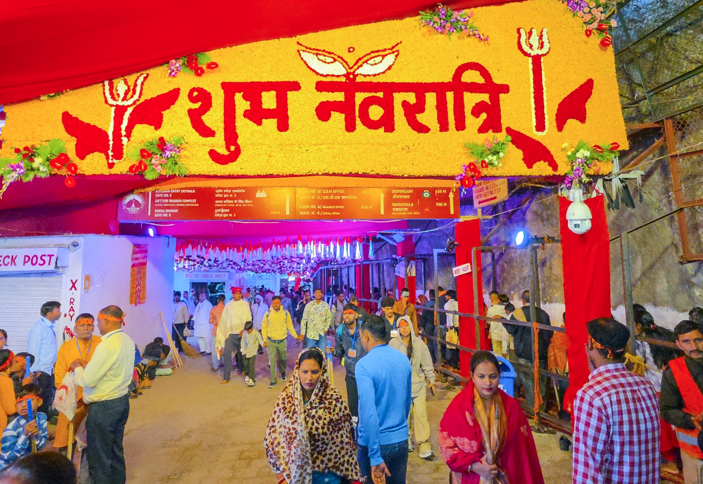 ਭਾਰੀ ਮੀਂਹ ਦੇ ਬਾਵਜੂਦ ਨਰਾਤਿਆਂ ਦੇ ਪਹਿਲੇ ਦਿਨ ਮਾਤਾ ਵੈਸ਼ਨੋ ਦੇਵੀ ਪੁੱਜੇ 47,326 ਸ਼ਰਧਾਲੂ (ਤਸਵੀਰਾਂ)