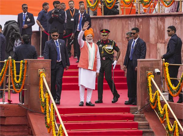 pm modi praises rss from red fort