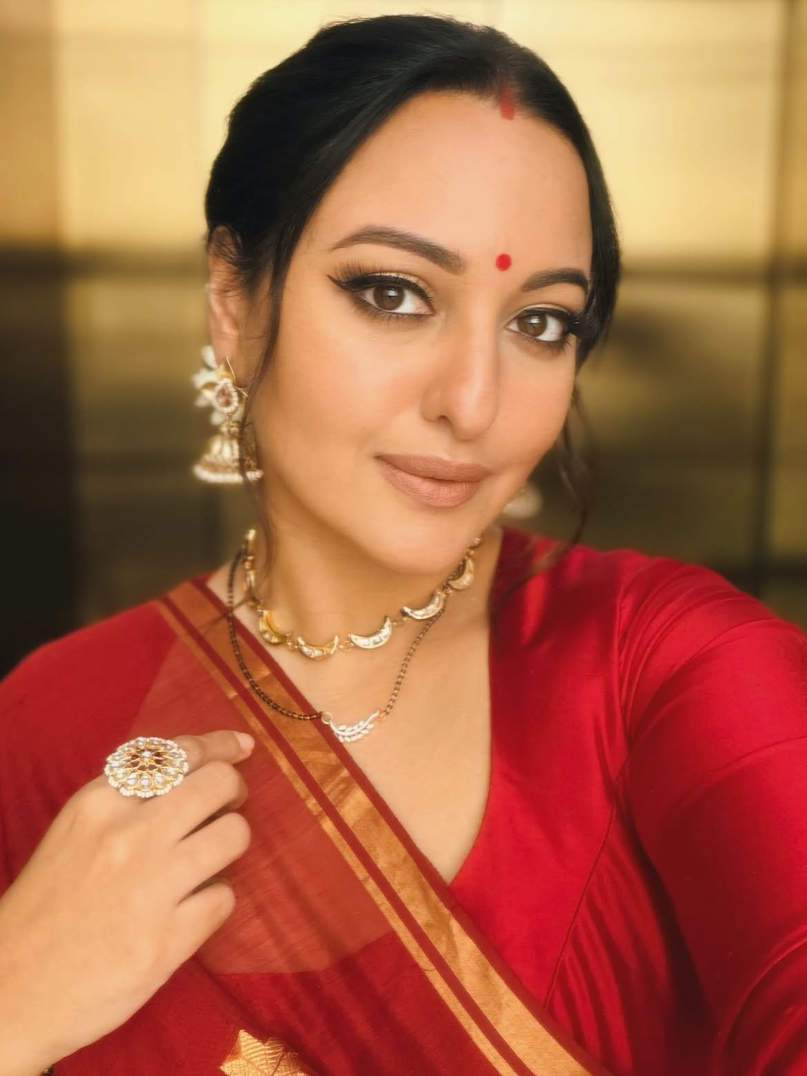 ਮਾਂਗ  ਚ ਸਿੰਦੂਰ, ਮੱਥੇ  ਤੇ ਬਿੰਦੀ, ਗਲੇ  ਚ ਮੰਗਲਸੂਤਰ, ਲਾਲ ਸਾੜੀ  ਚ ਸੋਨਾਕਸ਼ੀ ਸਿਨ੍ਹਾ ਦਾ ਖੂਬਸੂਰਤ ਅੰਦਾਜ਼