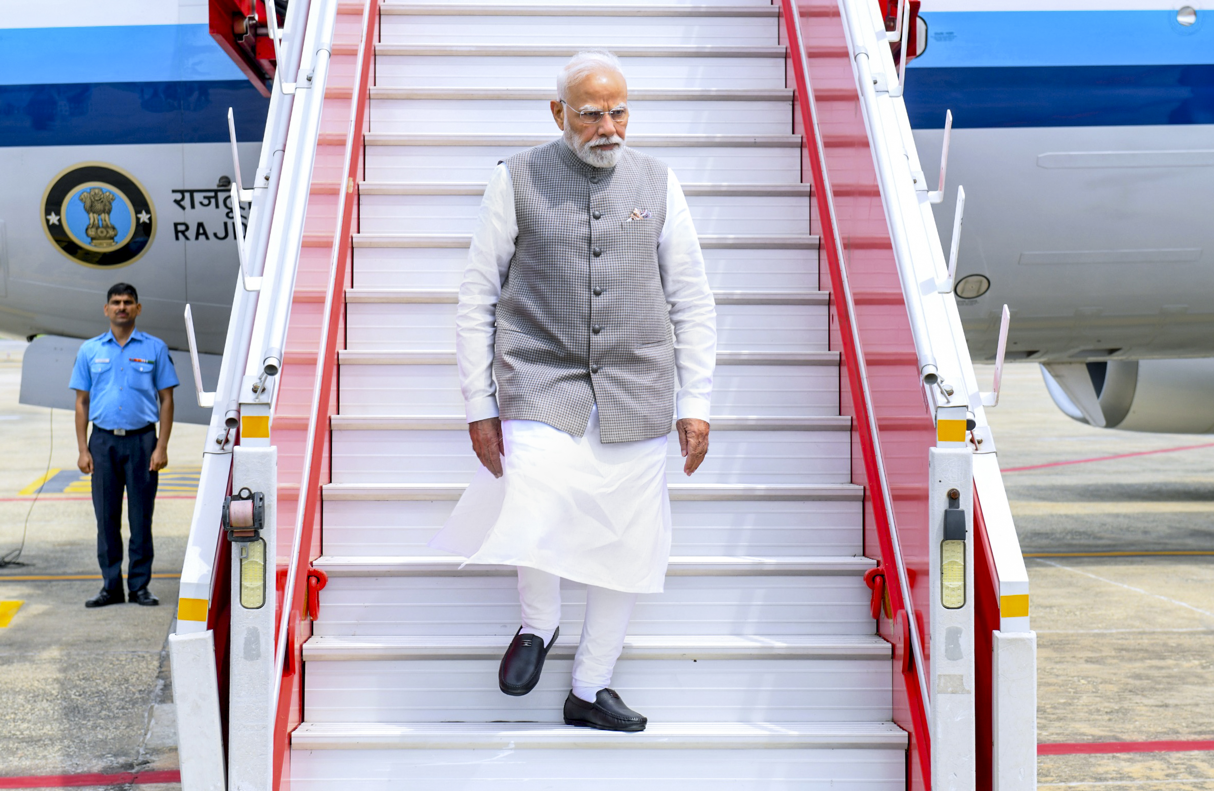 ਵਾਰਾਣਸੀ ਪਹੁੰਚੇ PM ਨਰਿੰਦਰ ਮੋਦੀ, ਕਾਫਲੇ 'ਤੇ ਕੀਤੀ ਫੁੱਲਾਂ ਦੀ ਵਰਖਾ, ਦੇਖੋ ਤਸਵੀਰਾਂ