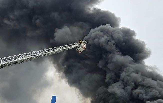 ਤੇਲ ਰਿਫਾਈਨਰੀ ''ਚ ਜ਼ਰਦਸਤ ਬਲਾਸਟ ! ਪੂਰੇ ਇਲਾਕੇ ''ਚ ਹੋ ਗਿਆ ਧੂੰਆਂ ਹੀ ਧੂੰਆਂ