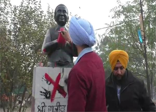 former prime minister rajiv gandhi  statue