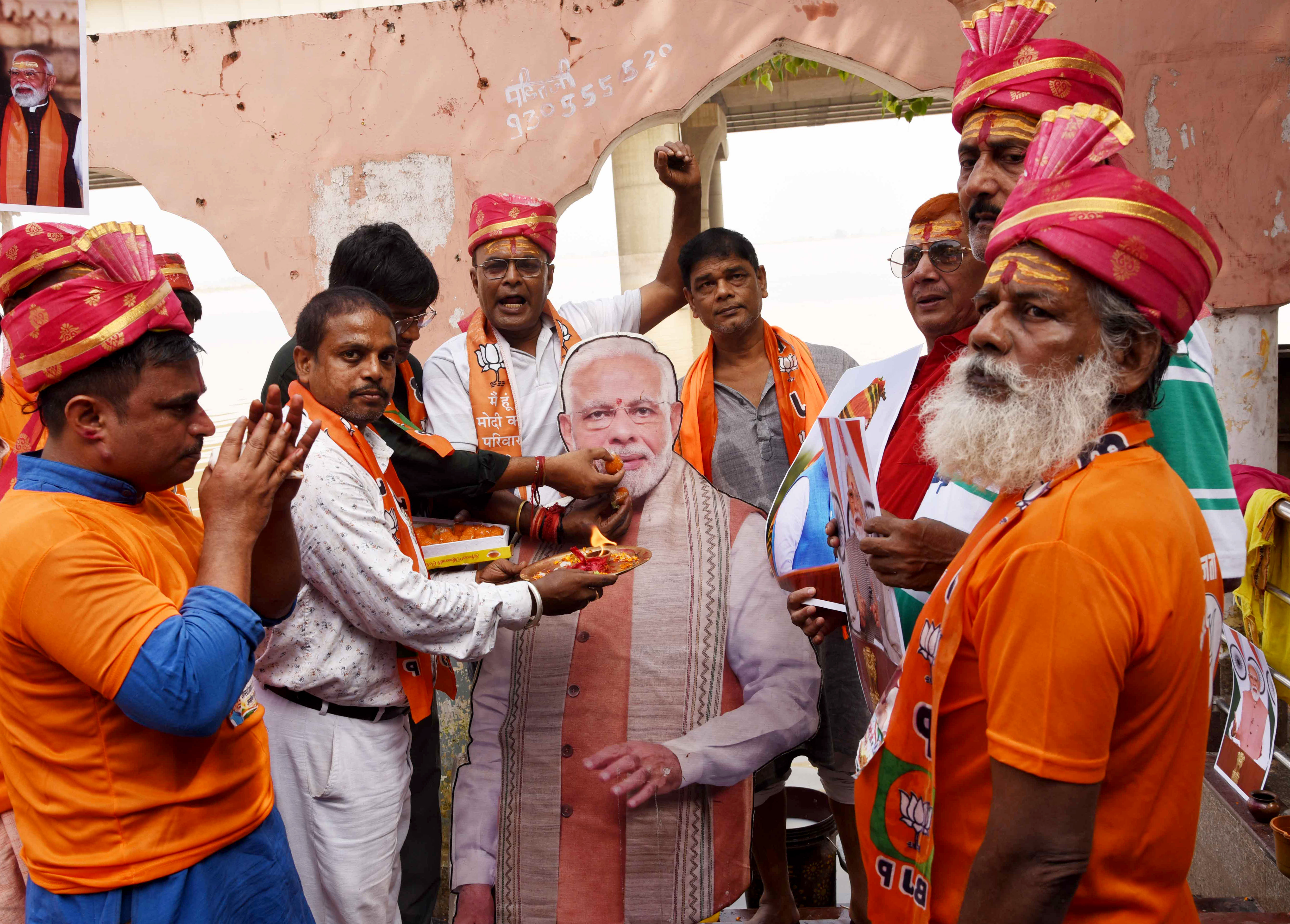 BJP ਵਰਕਰਾਂ ਨੇ ਕਾਲੀ ਘਾਟ  ਤੇ ਵਿਲੱਖਣ ਤਰੀਕੇ ਨਾਲ ਮਨਾਇਆ PM ਮੋਦੀ ਦਾ ਜਨਮਦਿਨ (ਤਸਵੀਰਾਂ)