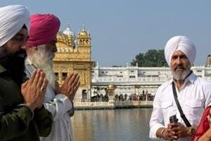 raj kundra pays obeisance at sri harimandar sahib