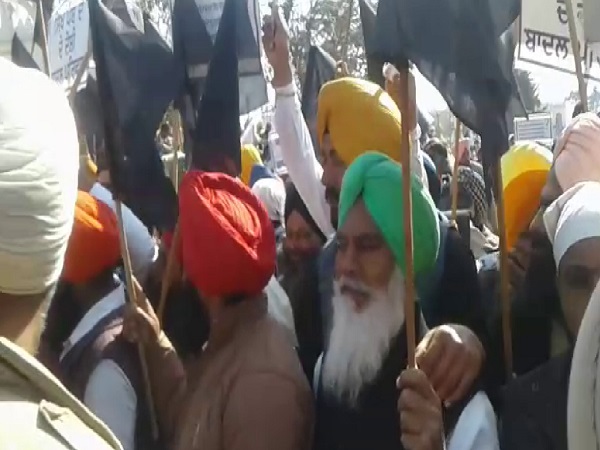 ਸੁਖਬੀਰ ਬਾਦਲ ਦਾ ਜ਼ੀਰਾ 'ਚ ਜ਼ੋਰਦਾਰ ਵਿਰੋਧ, ਦਿਖਾਈਆਂ ਕਾਲੀਆਂ ਝੰਡੀਆਂ (ਤਸਵੀਰਾਂ)