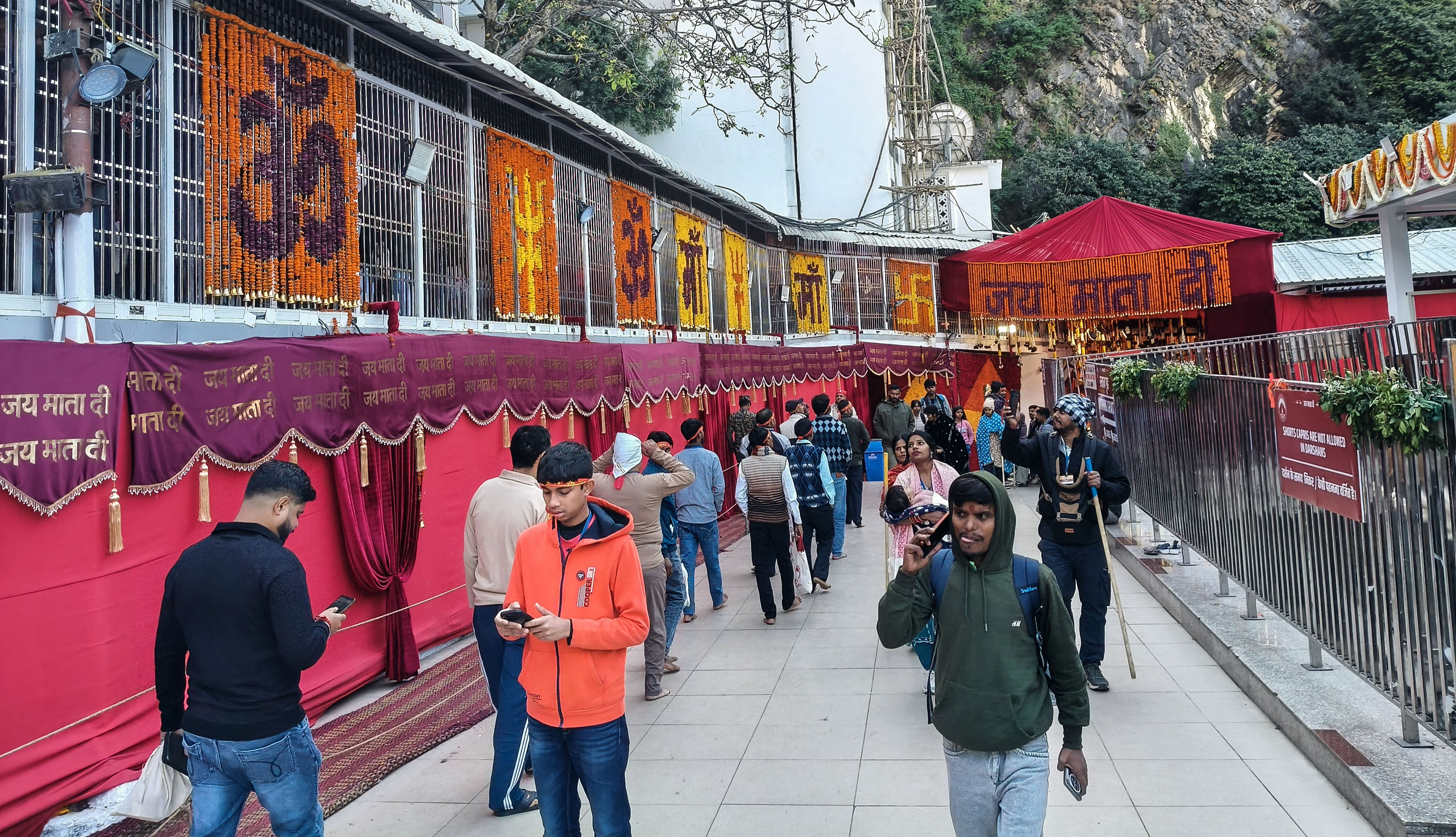 ਸ਼ਾਰਦੀਯ ਨਰਾਤਿਆਂ ਮੌਕੇ ਮਾਂ ਵੈਸ਼ਨੋ ਦੇਵੀ ਦਰਬਾਰ ’ਚ ਵੱਡੀ ਗਿਣਤੀ  ਚ ਪੁੱਜੇ ਸ਼ਰਧਾਲੂ (ਤਸਵੀਰਾਂ)