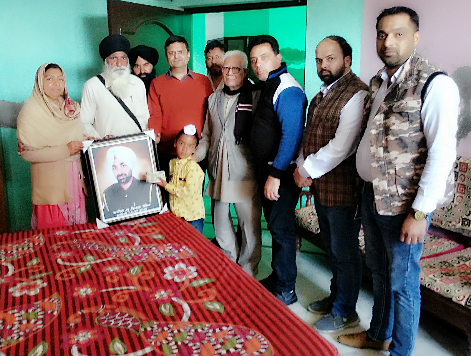 ਸਕੂਟਰ ਸਪੇਅਰ ਪਾਰਟਸ ਯੂਨੀਅਨ ਨੇ ਕੀਤੀ ਸ਼ਹੀਦ ਦੇ ਪਰਿਵਾਰ ਦੀ ਆਰਥਕ ਮਦਦ