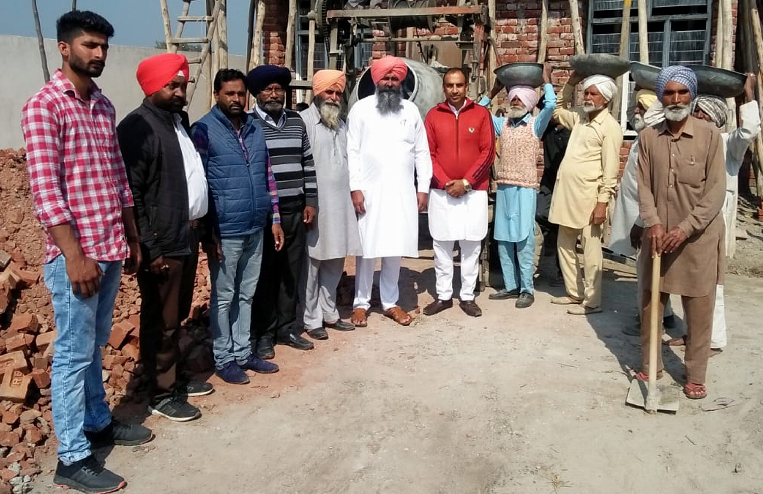 ਨਰੇਗਾ ਭਵਨ ਲੋਪੋਂ ’ਚ ਆਂਗਣਵਾਡ਼ੀ ਸੈਂਟਰ ਦਾ ਲੈਂਟਰ ਪਾਇਆ