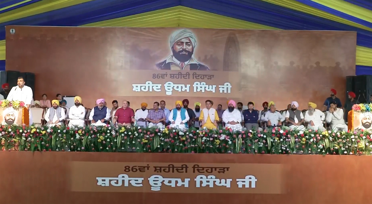 ਸੰਗਰੂਰ ਪਹੁੰਚੇ ਅਰਵਿੰਦ ਕੇਜਰੀਵਾਲ ਨੇ ਕਾਂਗਰਸ, ਭਾਜਪਾ ਤੇ ਅਕਾਲੀਆਂ ''ਤੇ ਸਾਧੇ ਤਿੱਖੇ  ਨਿਸ਼ਾਨੇ - arvind kejriwal visit sangrur martyrdom day of shaheed udham  singh-mobile