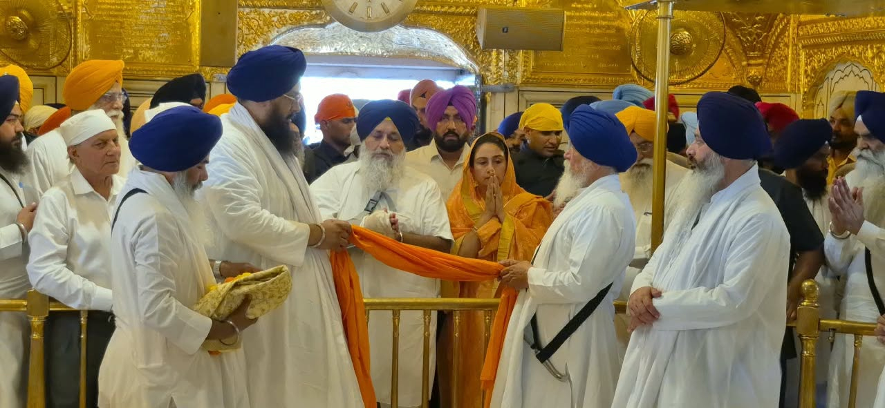 ਰੱਖੜ ਪੁੰਨਿਆ ਮੌਕੇ ਸ੍ਰੀ ਦਰਬਾਰ ਸਾਹਿਬ ਨਤਮਸਤਕ ਹੋਏ ਸੁਖਬੀਰ ਤੇ ਹਰਸਿਮਰਤ ਕੌਰ ਬਾਦਲ, ਸਰਬੱਤ ਦੇ ਭਲੇ ਦੀ ਕੀਤੀ ਅਰਦਾਸ