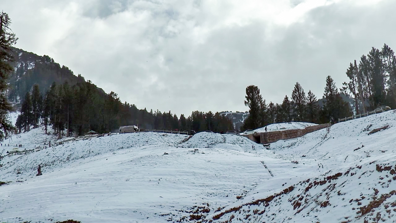 ਬਰਫ਼ ਦੀ ਚਾਦਰ ਨੇ ਢਕਿਆ ਕਸ਼ਮੀਰ ! ਸੈਲਾਨੀਆਂ ਦੇ ਚਿਹਰਿਆਂ ''ਤੇ ਆਈ ਮੁਸਕਾਨ