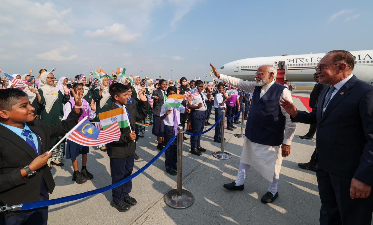 ਮਲੇਸ਼ੀਆ ਪੁੱਜੇ PM ਮੋਦੀ ਦਾ ਹੋਇਆ ਸ਼ਾਨਦਾਰ ਸੁਆਗਤ, ਇਕੋ ਕਾਰ ''ਚ ਰਵਾਨਾ ਹੋਏ ਦੋਵਾਂ ਦੇਸ਼ਾਂ ਦੇ ਪ੍ਰਧਾਨ ਮੰਤਰੀ