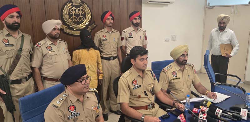 ਨਵਾਂਸ਼ਹਿਰ ‘ਚ ਰੂਹ ਕੰਬਾ ਦੇਣ ਵਾਲੀ ਵਾਰਦਾਤ ਪੰਜਾਬ ''ਚ ਰੂਹ ਕੰਬਾਊ ਵਾਰਦਾਤ! ਪ੍ਰੇਮੀ ਨੇ ਕਤਲ ਕੀਤੀ ਪ੍ਰੇਮਿਕਾ ਦੀ ਧੀ, ਅਟੈਚੀ ''ਚ ਲਾਸ਼ ਪਾ ਕੇ ਜੰਗਲਾਂ ''ਚ ਸੁੱਟਿਆ - heartbreaking incident in punjab lover kills girlfriend s daughter-mobile