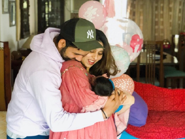 ਰੋਹਿਤ ਨੇ ਸ਼ੇਅਰ ਕੀਤੀ ਬੇਟੀ ਦੀ ਤਸਵੀਰ- ਨਾਂ ਰੱਖਿਆ ਸਮਾਇਰਾ