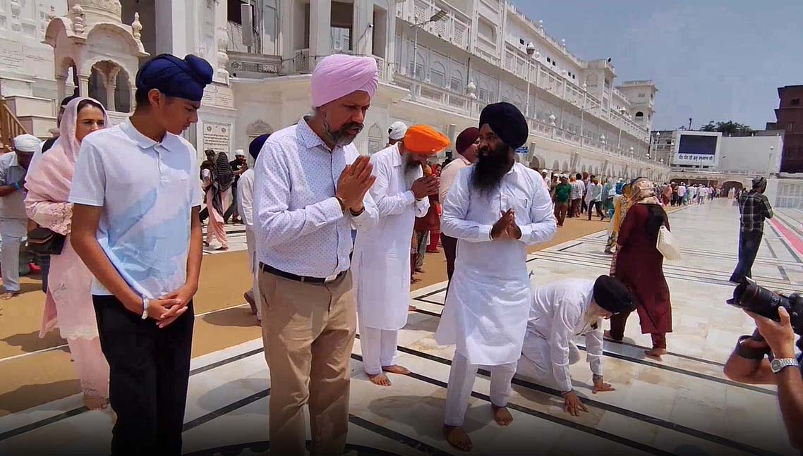 ਸੱਚਖੰਡ ਸ੍ਰੀ ਦਰਬਾਰ ਸਾਹਿਬ ਵਿਖੇ ਬ੍ਰਿਟੇਨ ਦੇ MP ਤਨਮਨਜੀਤ ਸਿੰਘ ਢੇਸੀ ਨੇ ਟੇਕਿਆ ਮੱਥਾ