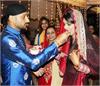 ਗੀਤਾ ਬਸਰਾ ਨੇ ਰੱਖਿਆ ਕਰਵਾਚੌਥ ਦਾ ਵਰਤ, ਭੱਜੀ ਨੇ ਗਾਇਆ ਗਾਣਾ (ਦੇਖੋ ਤਸਵੀਰਾਂ)