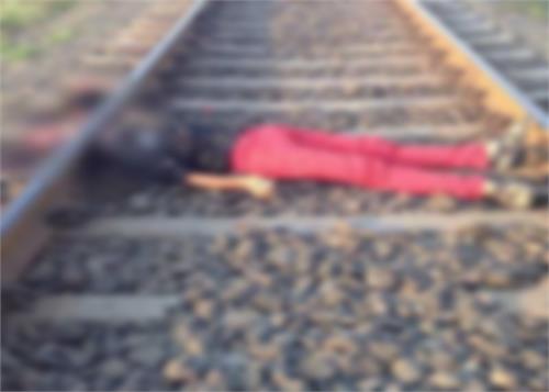 boyfriend and girlfriend suicide front the train
