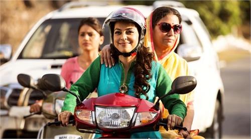 juhi chawla enjoyed riding a scooty