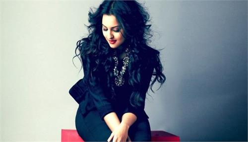 after a long time sonakshi traveling on a train