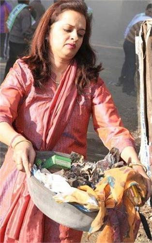 collector arushi malik took garbage in pushkar
