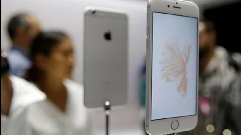 apple starts selling refurbished iphones on its online store