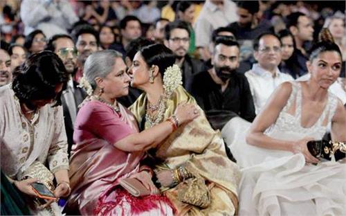 jaya bachchan and rekha hug each at the star screen awards