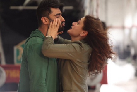 on the screen appears kareena and arjun romantic duo see pictures 