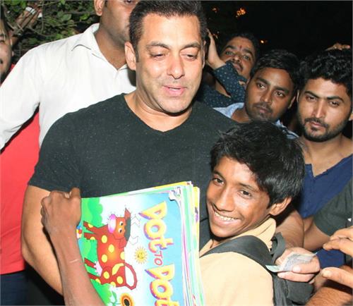 salman khan buy books from young street sellers