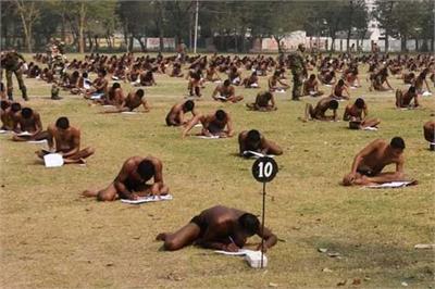 bihar candidates made to sit in underwear in army recruitment exam
