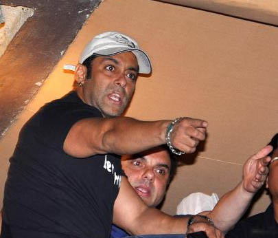 when salman khan angry about his leaked photo