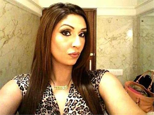 bigg boss fame pooja mishra files case against sunny leone asks for 100 crore rupees