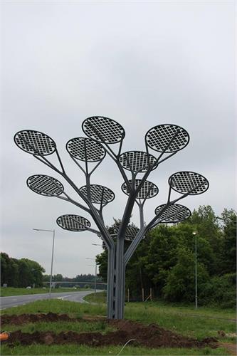 this solar tree can light up to 5 houses