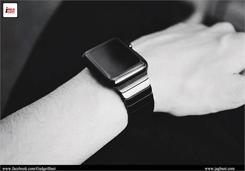 this wrist band is an alcohol monitoring device