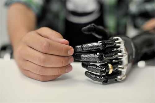 controlling bionic hand with the power of brain is possible now