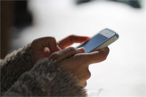 uses of smartphone in dark can cause blindness