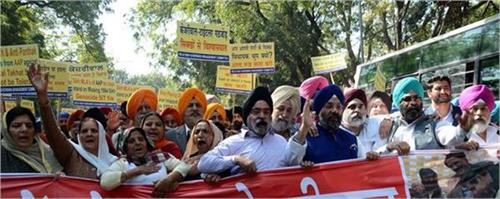 dsgmc protest against kejriwal