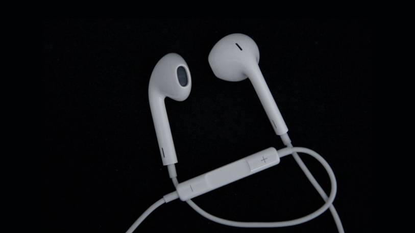 iphone 7 iphone 7 plus users complain of lightning earpods issue