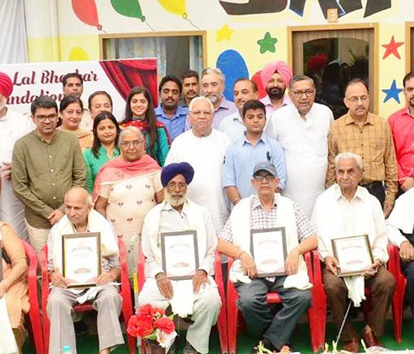 ਬਜ਼ੁਰਗਾਂ ਦਾ ਸਨਮਾਨ ਭੁੱਲ ਰਹੀ ਹੈ ਨੌਜਵਾਨ ਪੀੜ੍ਹੀ : ਵਿਜੇ ਚੋਪੜਾ