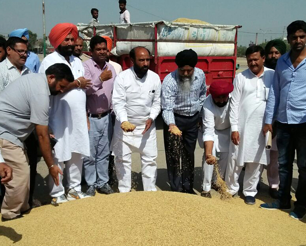 ਕਾਂਗਰਸੀਆਂ ਦੀ ਆਪਸੀ ਖਿੱਚੋਤਾਨ ਕਾਰਨ ਦੋ ਵਾਰ ਐੱਸ. ਡੀ. ਐੱਮ. ਨੇ ਕਰਵਾਈ ਝੋਨੇ ਦੀ ਬੋਲੀ