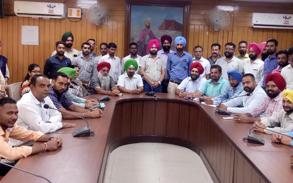 2 ਮੋਟਰਸਾਈਕਲਾਂ ਸਮੇਤ ਚੋਰ ਕਾਬੂ