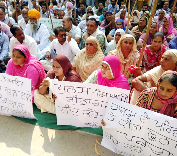 ਕਾਮਰੇਡਾਂ ਨੇ ਦੋਸ਼ੀਆਂ ''ਤੇ ਕਾਰਵਾਈ ਦੀ ਮੰਗ ਨੂੰ ਲੈ ਕੇ ਕੀਤਾ ਥਾਣੇ ਦਾ ਘਿਰਾਓ