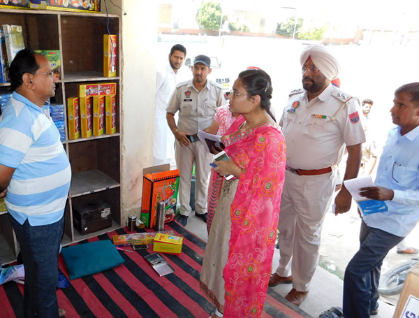 ਬਿਨਾਂ ਮਨਜ਼ੂਰੀ ਦੇ ਚੱਲ ਰਹੀਆਂ ਪਟਾਕਿਆਂ ਦੀਆਂ ਦੁਕਾਨਾਂ ਨੂੰ ਲੱਗੇ ਤਾਲੇ