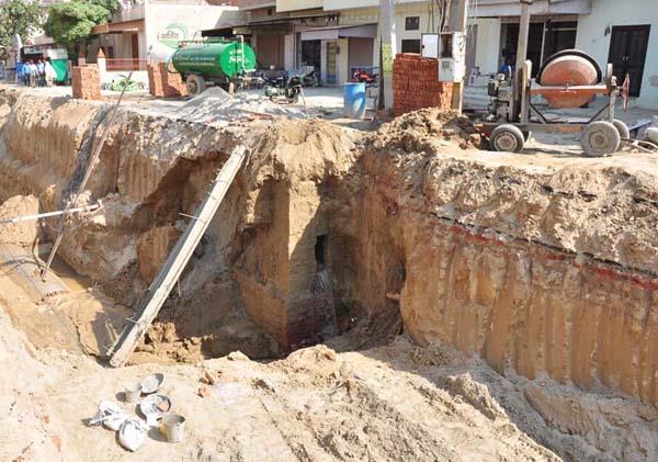 shopkeeper harassment due to slow move of sewerage work