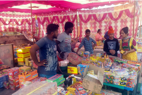 ਲਾਇਸੈਂਸ ਧਾਰਕਾਂ ਨਾਲ ਪਾਰਟਨਰਸ਼ਿਪ ਕਰ ਕੇ ਵੇਚੇ ਪਟਾਕੇ