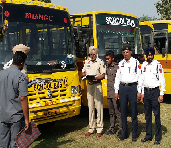 ਜ਼ਿਲਾ ਟ੍ਰੈਫਿਕ ਇੰਚਾਰਜ ਵੱਲੋਂ ਸਕੂਲ ਬੱਸਾਂ ਦੀ ਜਾਂਚ