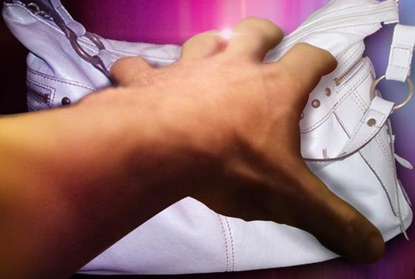 the motorcycle rider robbed the woman from her purse and fled